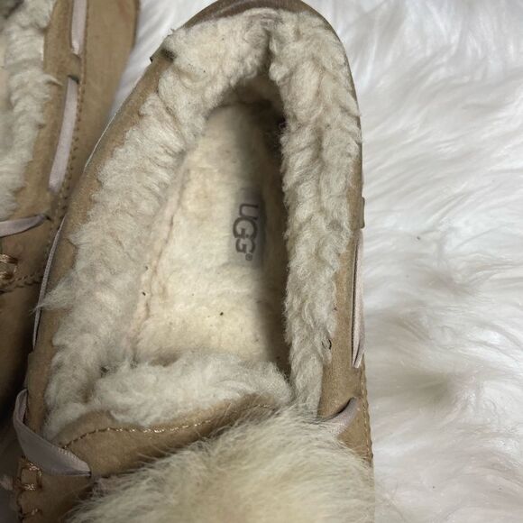 UGG Australia Dakota Pom Moccasins khaki size 9. - Picture 10 of 10